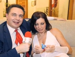 Madura caliente se masturba con el entrevistador - Maduras